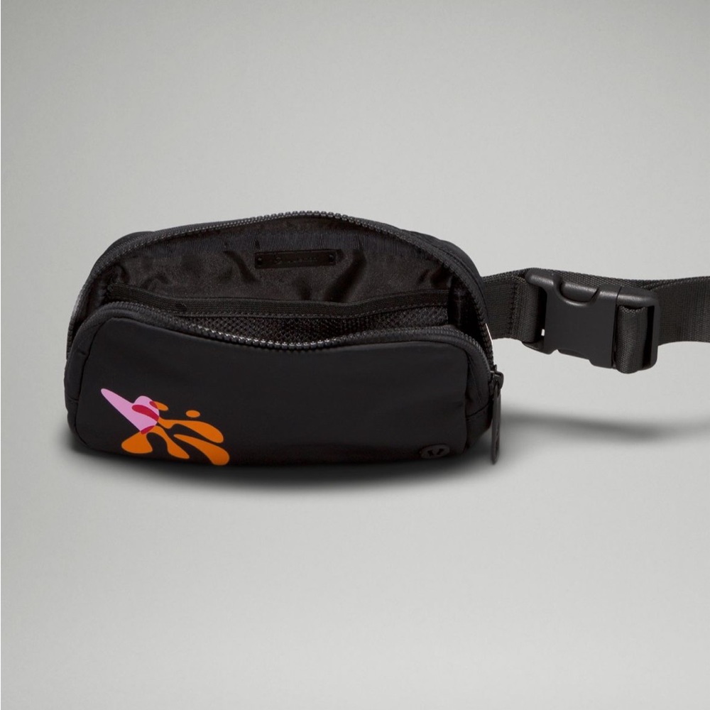 Lululemon Everywhere Belt Bag 1L SPECIAL EDITION PRIDE - Picture 6 of 9